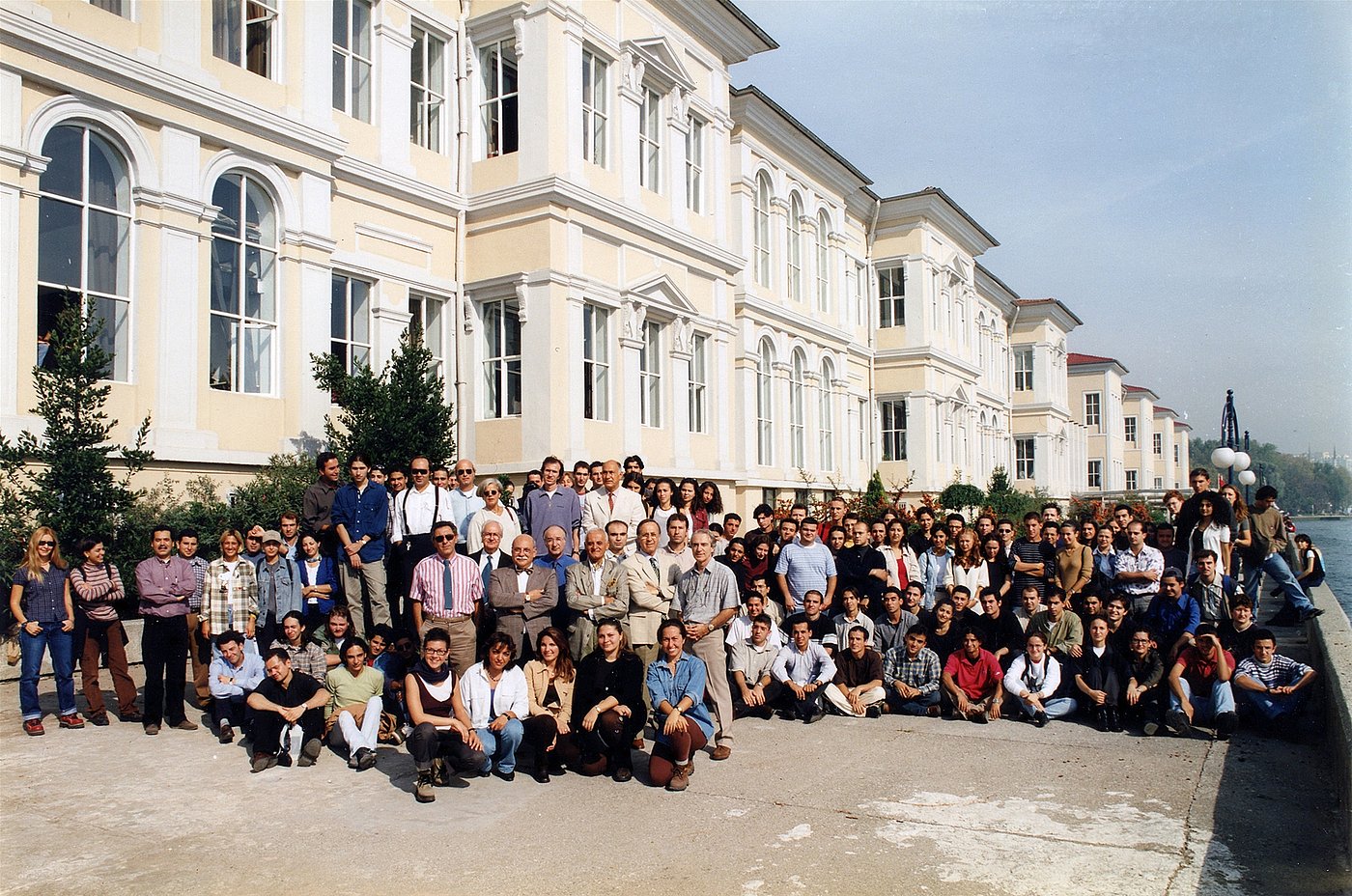 1988 With the staff and students of the Industrial Design Department during his deanship at MSÜ