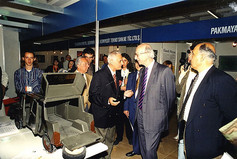1995 Explaining the domestic military vehicle design developed at MSÜ to Erdal İnönü at the TÜBİTAK Exhibition