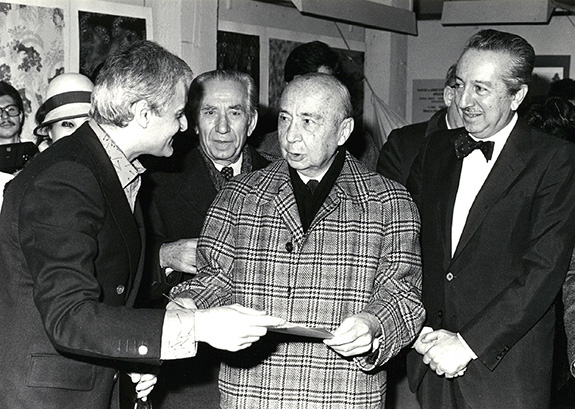 1980 Akademi'de Türkiye'de ilk Endüstri Tasarımı Ödülünü Vehbi Koç'a verirken