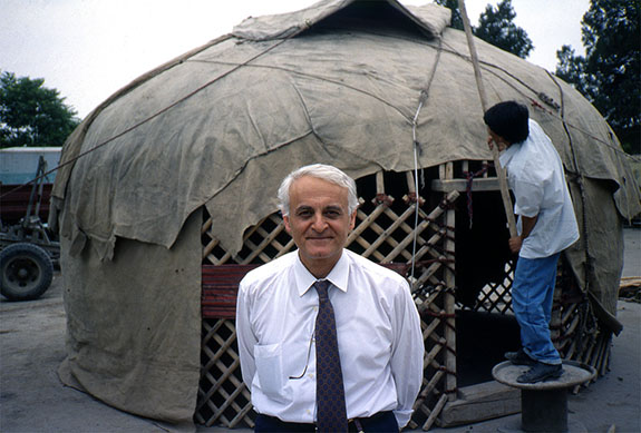 1992 Aşkabat Türkmenistan Türkmenbaşı'nın çadırı önünde