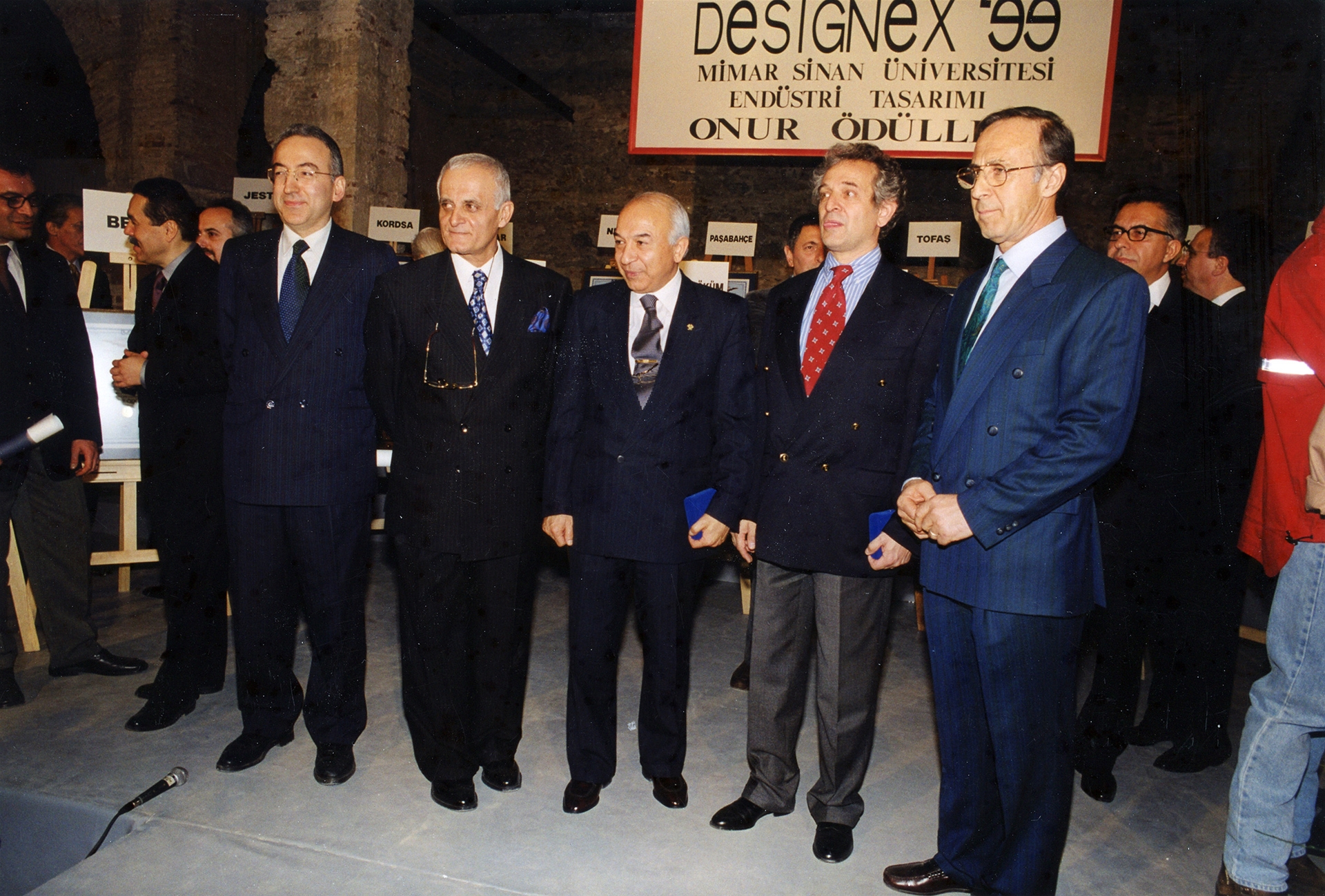 1999 Designex Ödülü töreninde MSÜ Ekibi, TOFAŞ CEO'su Jan Nahum  ve Şişecam Genel Müdürü Adnan Çağlayan
