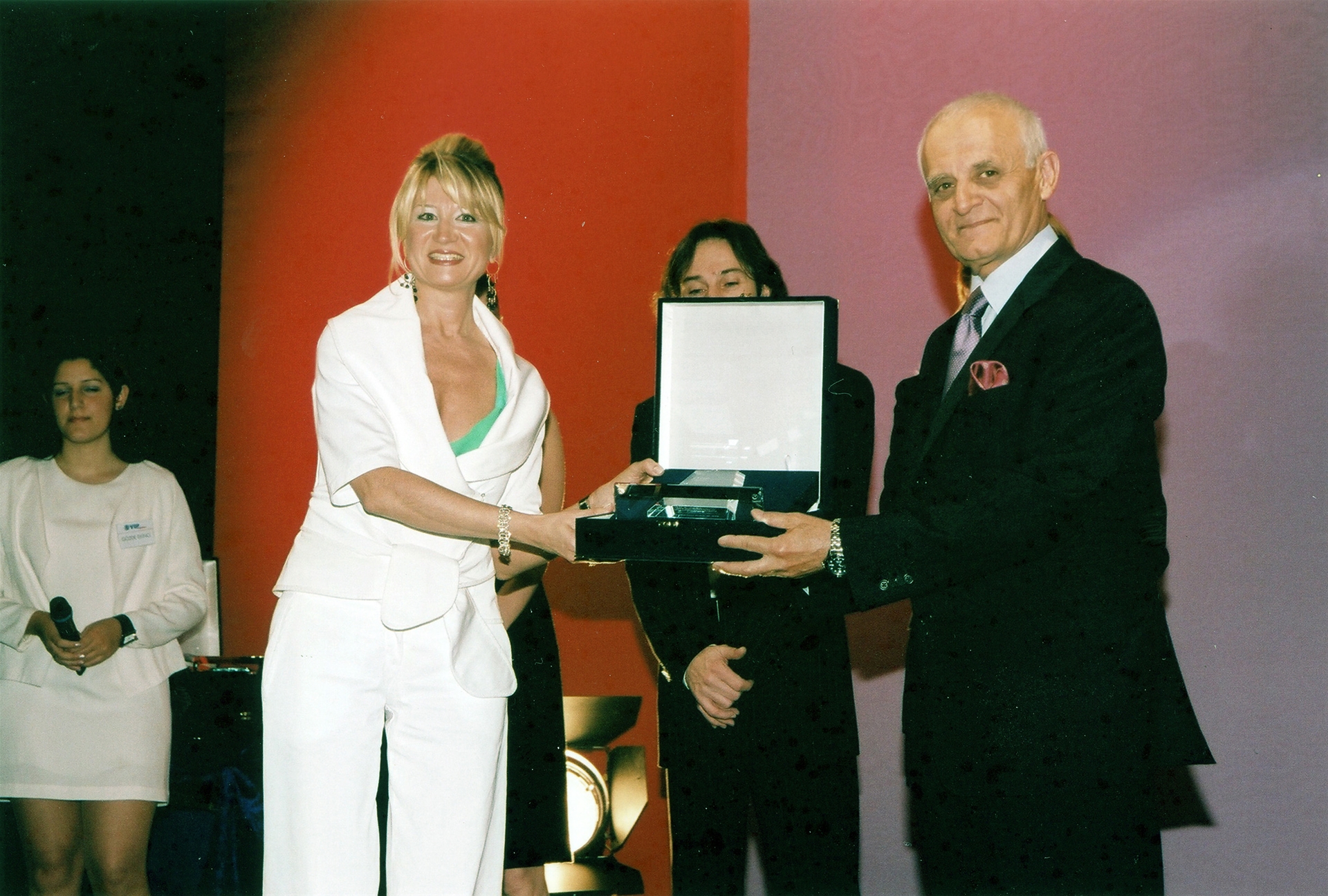 2001 De Beers tasarım Yarışması Jüri Başkanı olarak ödül töreni
