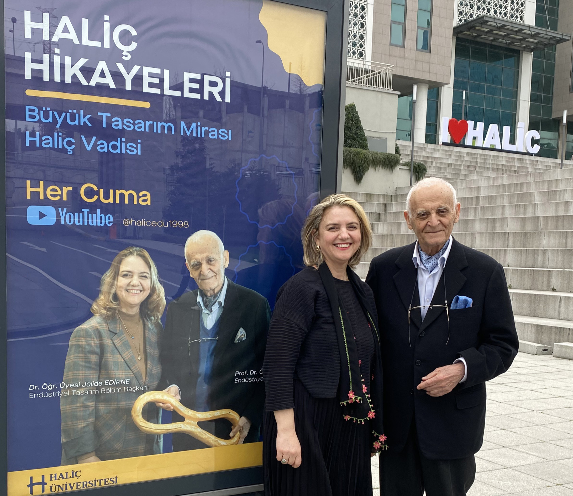 2024 28 Mart Haliç Hikayeleri Serisi Posteri önünde Prof. Dr. Öndr Küçükerman ve Doç. Dr. Jülide Edirne 2