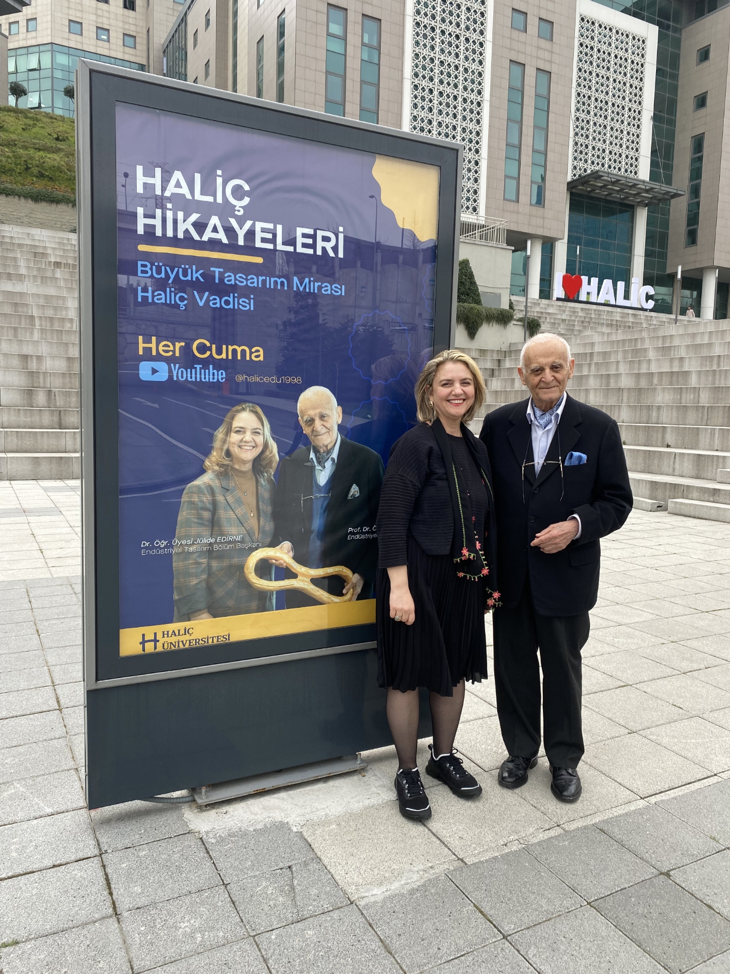 2024 28 Mart Haliç Hikayeleri Serisi Posteri önünde Prof. Dr. Önder Küçükerman ve Doç. Dr. Jülide Edirne 3